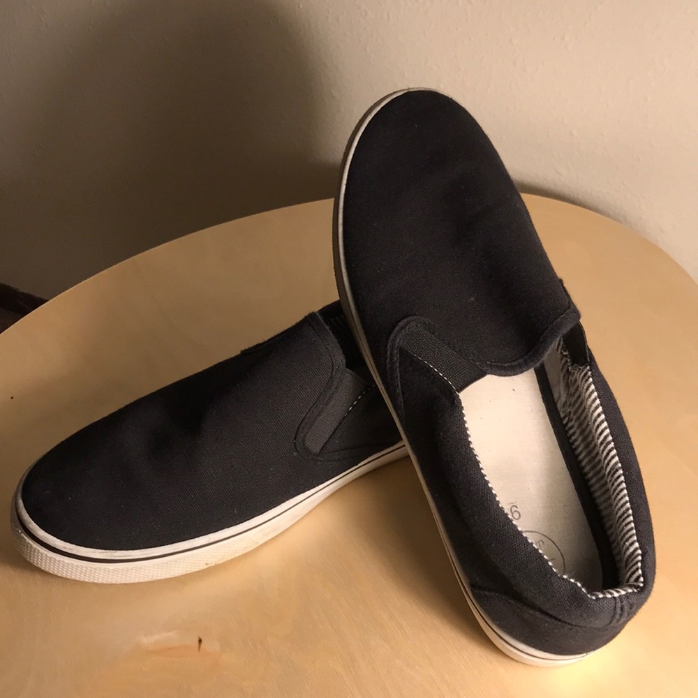 Black slip-on canvas shoes